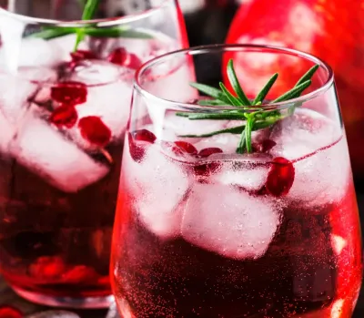 Ambiance de bar avec cocktails Lise Baccara à base de cognac, verres colorés 