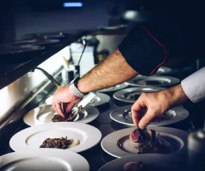 Parfum culinaire Lise Baccara au Cognac sur un plat chaud pour sublimer les arômes