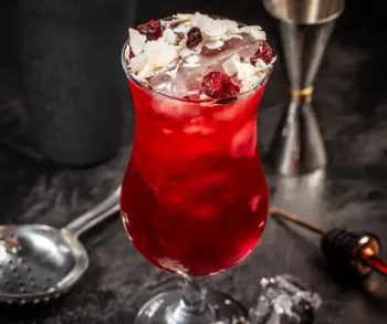Cocktail Océan Fruits Rouges Lise Baccara, mélange de cognac, vodka et fruits rouges