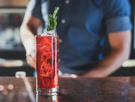 Gérard Paignon, maître liquoriste de la Maison Lise Baccara, créateur de cocktails et liqueurs artisanales