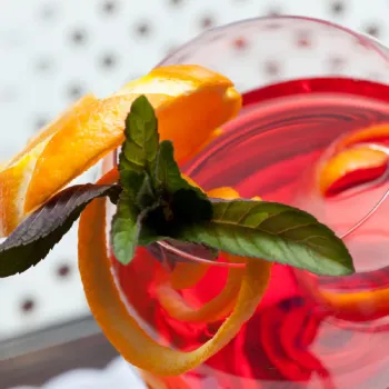 Verre de cocktails et liqueurs Lise Baccara, reflets rubis et dorés