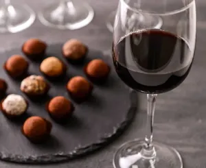 Verre de Pineau des Charentes Lise Baccara accompagné d’un gâteau au chocolat, accord dessert