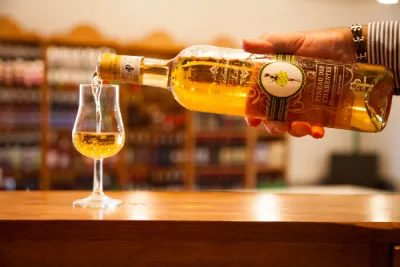 Verre de Pineau des Charentes Lise Baccara,reflets dorés et arômes fruités